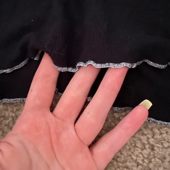 black tee with frills - Picture 3 of 4